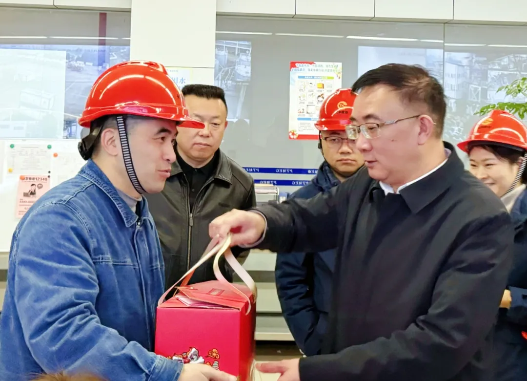 集团辅导慰问春节在岗职工1.png